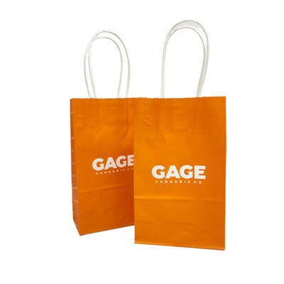 Les sacs à provisions de papier de GV avec des poignées pour des casse-croûte de marchandises de supermarché vêtx des chaussures