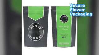 La preuve d'enfant tiennent l'emballage de fleur de poches